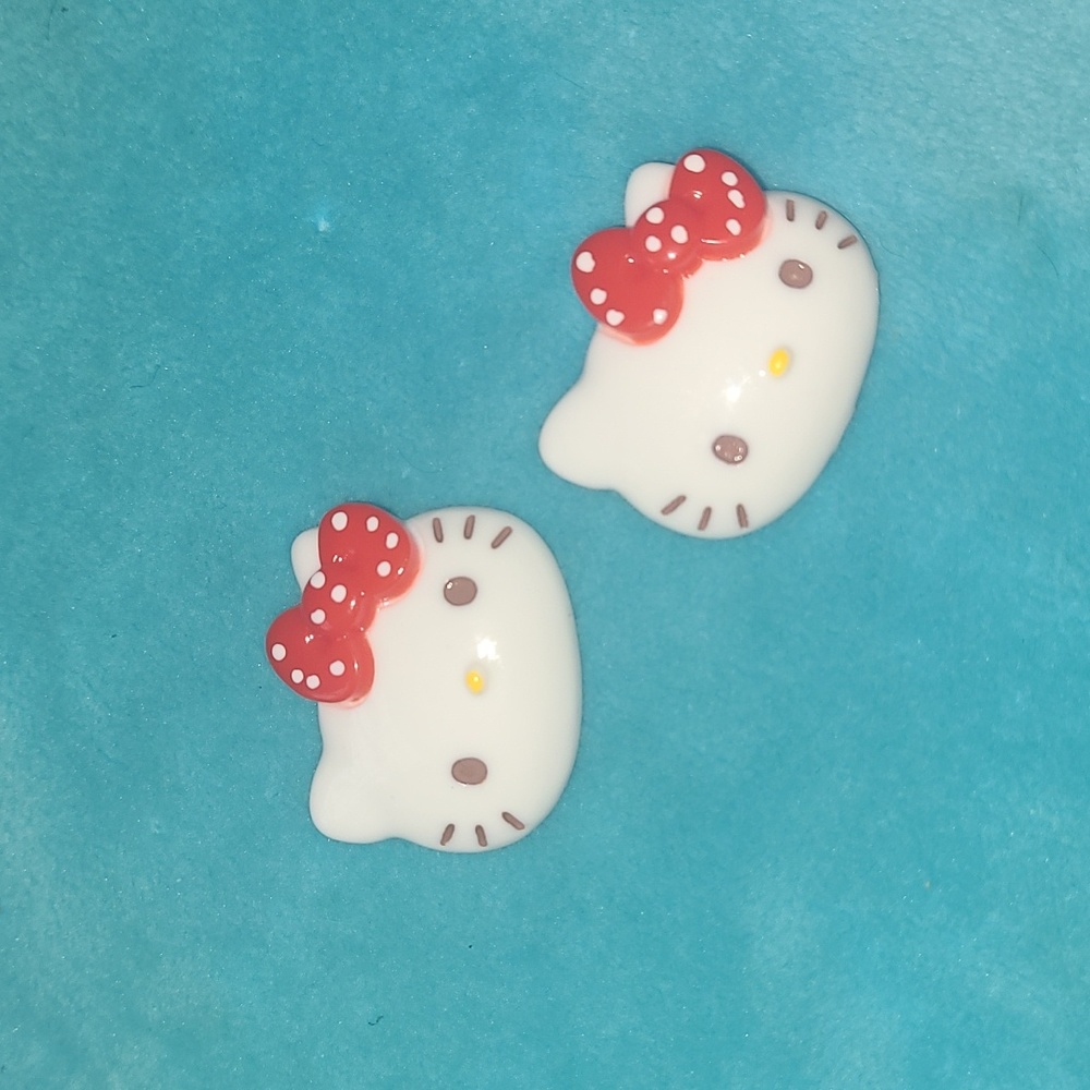 2 Hello Kitty Pins - Picture 2 of 15